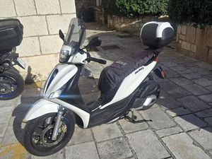 PIAGGIO MEDLEY S 200, SAMO 1750KM, GARANCIJA, GARAŽIRAN, BEZ CRTICE, 2025 GOD.