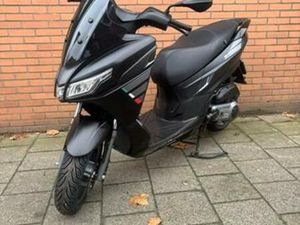 APRILIA SXR 45 ZWART 2022 EERSTE EIGENAAR — SCOOTERS | APRILIA — MARKTPLAATS