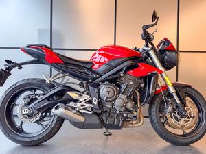 TRIUMPH STREET TRIPLE S • 2017