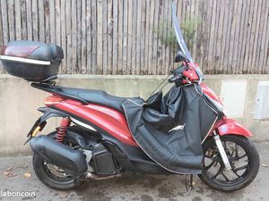 SCOOTER PIAGGIO MEDLEY 125 CM³ – 1800 KM - EQUIPMENT HIVER - QUASI NEUF