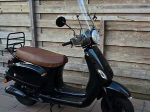 MOOIE ZWARTE SCOOTER — SCOOTERS | YAMAHA — MARKTPLAATS