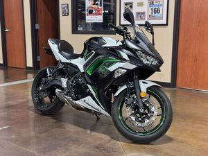 2022 KAWASAKI NINJA® 650 PEARL ROBOTIC WHITE/METALLIC CARBON GRAY