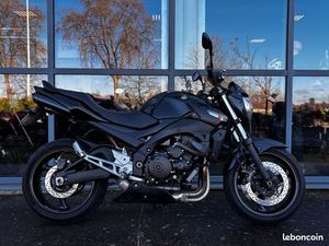 SUZUKI GSR 600 NOIR