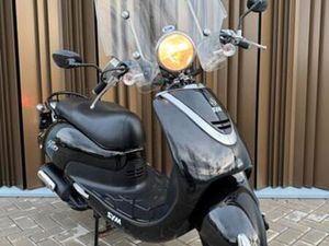 SYM ALLO 45KM (BJ2013) GEEL KENTEKEN GLANS ZWART 6701KM — SCOOTERS | SYM — MARKTPLAATS