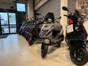 PIAGGIO ZIP 45KM ALTIJD OP VOORRAAD STAAN! — SCOOTERS | PIAGGIO — MARKTPLAATS