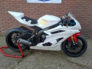 YAMAHA YZF-R6 YAMAHA YZF-R6 CIRCUIT MOTOR (MET KENTEKEN) WIT