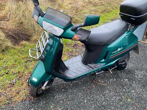 ZU VERKAUFEN IST EIN PEUGEOT 125 SV ROLLER