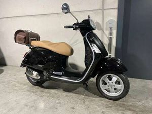 VESPA MET BAGAGEKOFFER IN PRACHTSTAAT