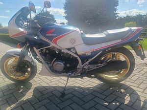 HONDA VF 750F KLASYK,CALY W ORYGINALE, TRAWNIKI