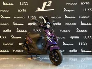 PIAGGIO ZIP | MYSTIC PURPLE | BROM | 2023 | 3331 KM | 1 EIG — SCOOTERS | YAMAHA — MARKTPLAATS