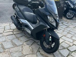 KYMKO 125 DOWNTOWN. FINITION EXCLUSIVE , TRÈS PEU DE KMS, ÉTAT QUASI NEUF