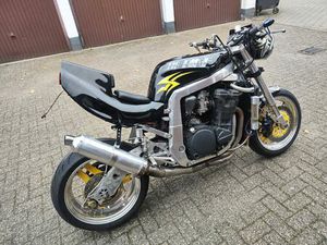 SUZUKI GSXR 750 W FISCHER FELGEN SCHWINGE STREETFIGHTER