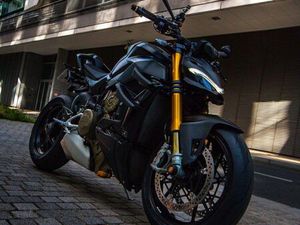 DUCATI STREETFIGHTER V4S FULL BLACK - 2021 - RIZOMA