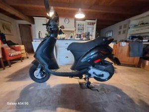 PIAGGIO ZIP 2V 4T 2016 ALS NIEUW ! — SCOOTERS | PIAGGIO — MARKTPLAATS