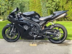 YAMAHA YZF-R1 IN SCHWARZ/BLACK