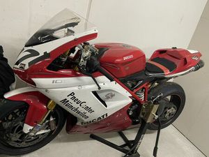 MOTORRAD DUCATI 1198 S FÜR DIE RENNSTRECKE ODER STRASSE