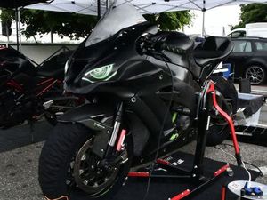 KAWASAKI ZX10R RENNMOTORRAD