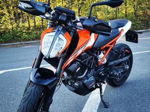 KTM DUKE 125, KILOMÈTRES 9'150, IMMATRICULÉE EN 2021