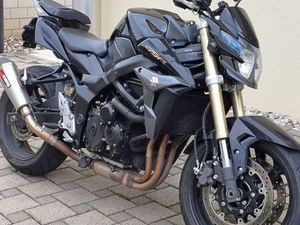 SUZUKI GSR 750
