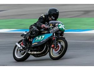 RENNMASCHINE ZWEITAKT SUZUKI GT 250 CLASSIC RACING