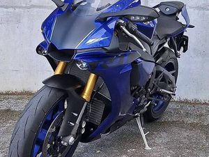 MAGNIFIQUE YAMAHA R1