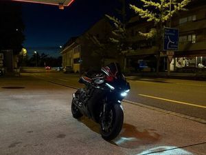 YAMAHA R1