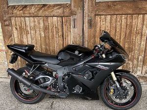 YAMAHA YZF-R6 MIT MFK (GEDROSSELT)