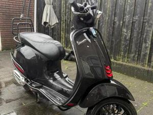 VESPA SPRINT 50 ZWART - BOUWJAAR 2022 - TOPSTAAT! — SCOOTERS | VESPA — MARKTPLAATS