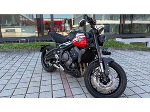 TRIUMPH TRIDENT MIT ÖHLINS