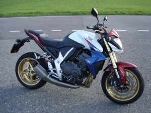 HONDA CB1000 RA - NUR 1550 KM - AUS SAMMLUNG MIT AKRAPOVIC -