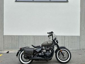 TRIUMPH BONNEVILLE BOBBER BLACK 1200