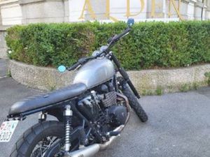 TRIUMPH BONNEVILLE T100