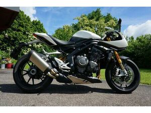 TRIUMPH SPEED TRIPLE 1200 RR