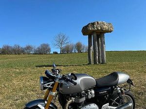 SUPERBE TRIUMPH THRUXTON 1200R