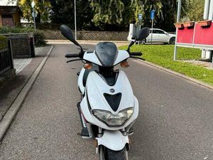 KEEWAY RY8 50 CCM 50KMH ROLLER