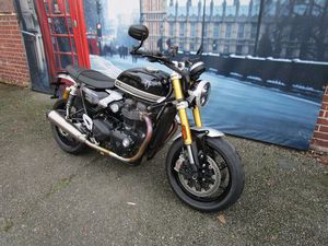 TRIUMPH SPEED TWIN 1200 RS NEUE REIFEN M9RR