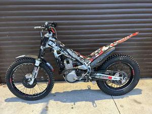 MOTO DE TRIAL EN TRES BON ÉTAT. BETA EVO 4 TEMPS