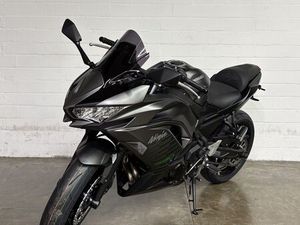 KAWASAKI NINJA 650 EDITION OPTIONAL MIT SCHICKEM ZUBEHÖR