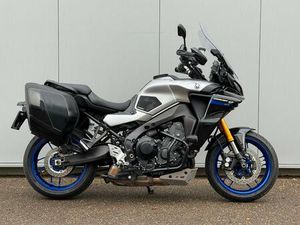 ② YAMAHA TRACER 9 GT AVEC QUICKSHIFTER ET SAC DE VOYAGE