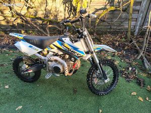 MOTO 125 YCF START TRÈS PEU SERVI