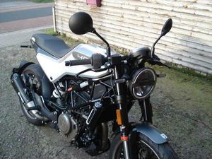 ② HUSQVARNA VITPILEN 401