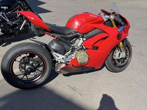 SEHR SCHÖNE DUCATI PANIGALE V4 1103 S
