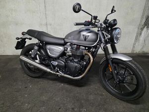 !TRIUMPH STREET TWIN 900 – SPECIAL EDITION!