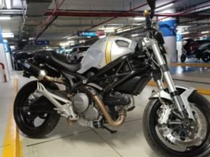 DUCATI MONSTER 696