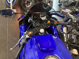 ② YAMAHA R7 KLEUR BLAUW