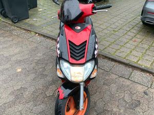 KYMCO AGILITY (50, SPORTLICHE VARIANTE). +2 HELME