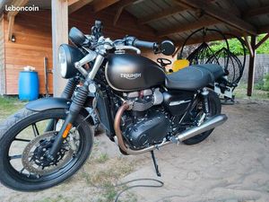 TRIUMPH STREET TWIN 900