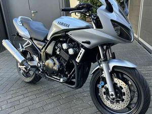 YAMAHA FZS 600