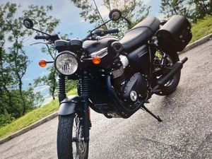 TRIUMPH BONNEVILLE T100 SCHWARZ MATT