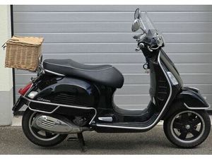 SCHÖNE VESPA GTS 125, SCHWARZ, WINTERAKTION
